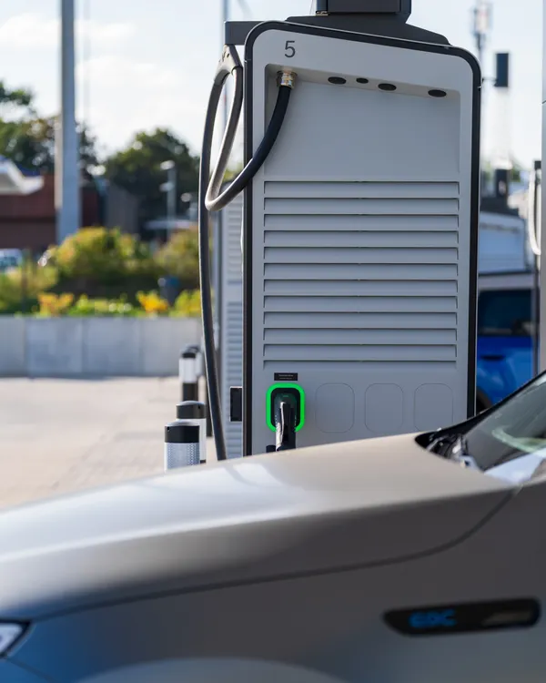 Estación de carga para vehículos eléctricos en un parqueadero