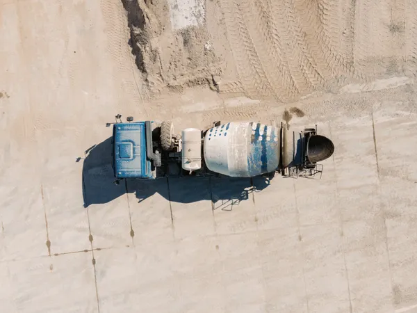 Camión mezclador de concreto en una obra, visto desde arriba